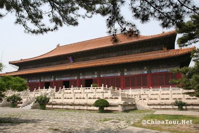 Front facade of the Ling'en hall. It is about 66 meters wide.