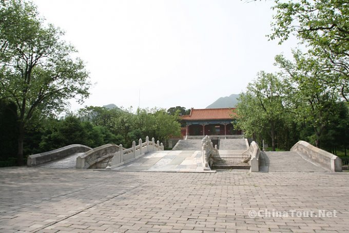 The Gate of Eminent Favor (Ling'en Gate).
